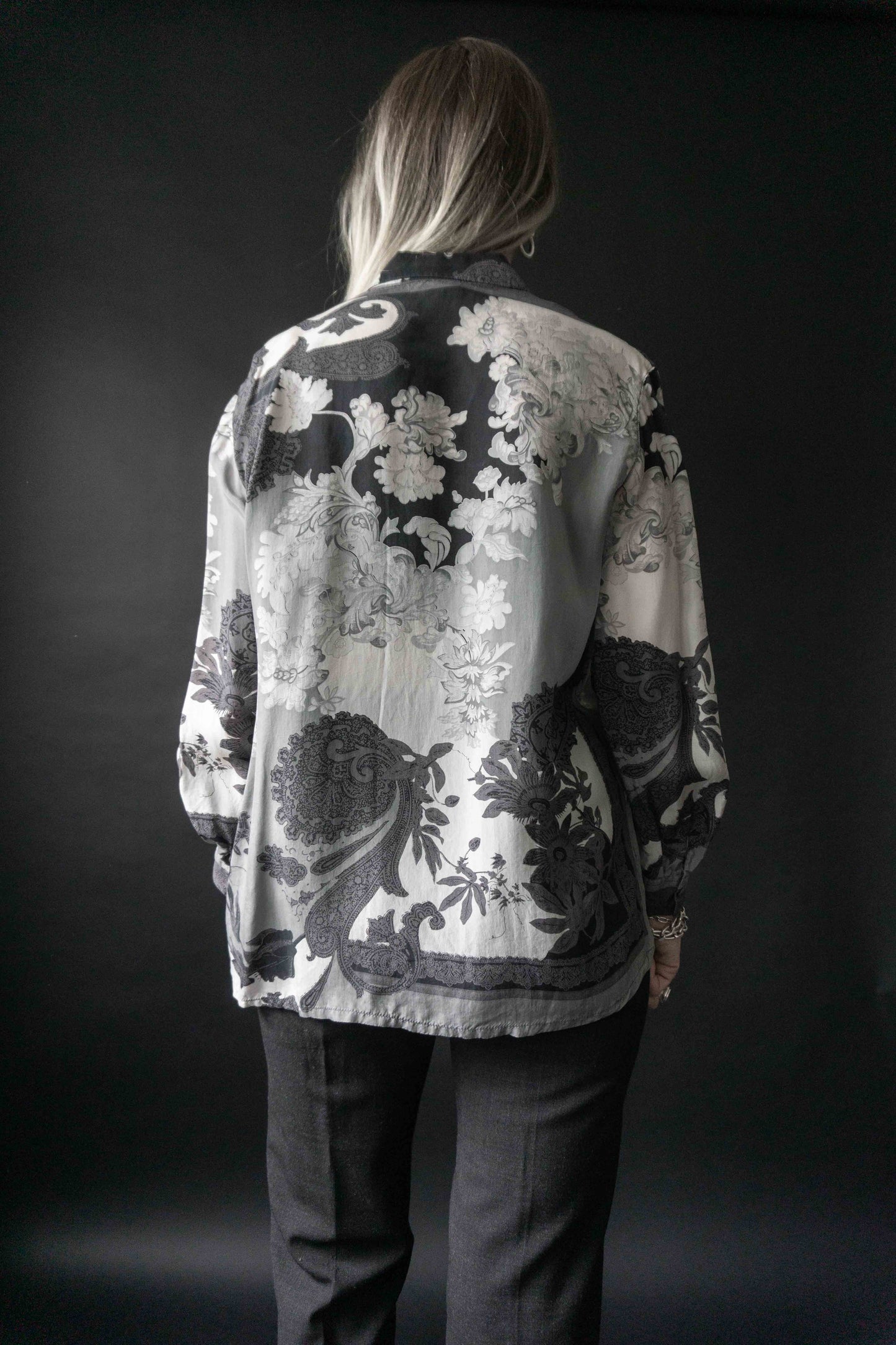 Graue Oversized-Bluse mit floralem Paisley-Muster in Graustufen