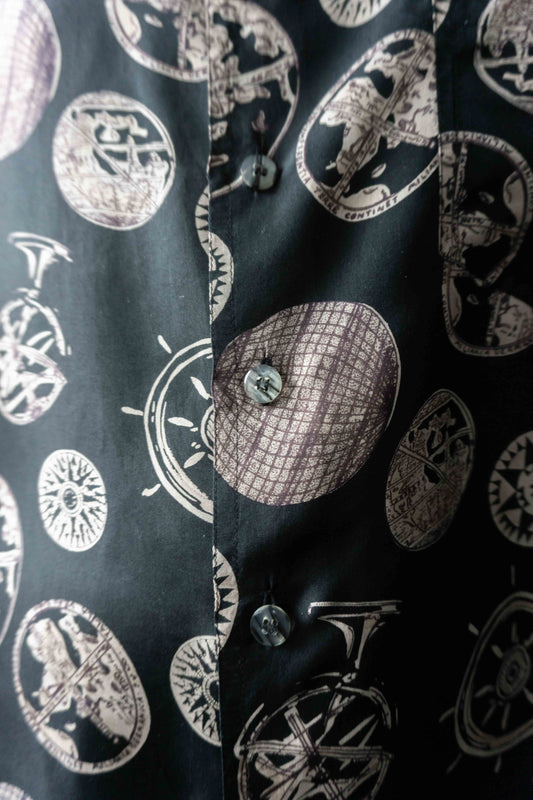 Oversized Vintage-Seidenbluse mit maritimem Muster und kurzen Ärmeln