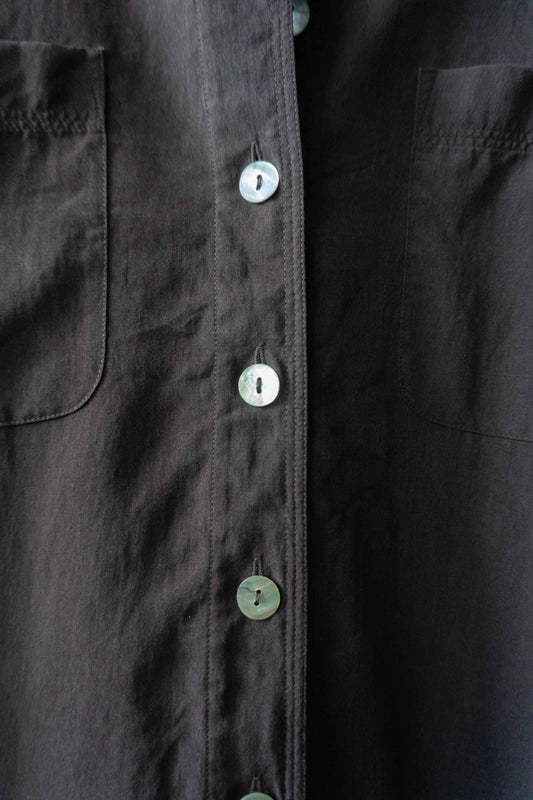 Schokobraune Seidenbluse im minimalistischen Look