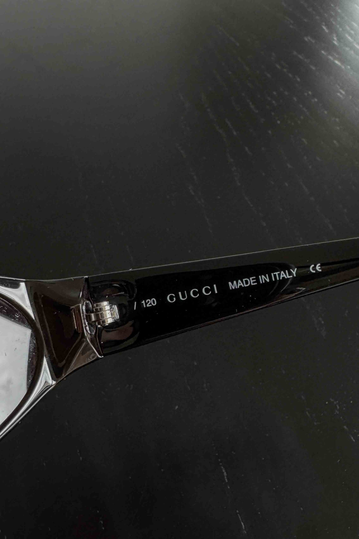 Gucci Y2K Sonnenbrille im Tom Ford Look mit schwarzem Rahmen