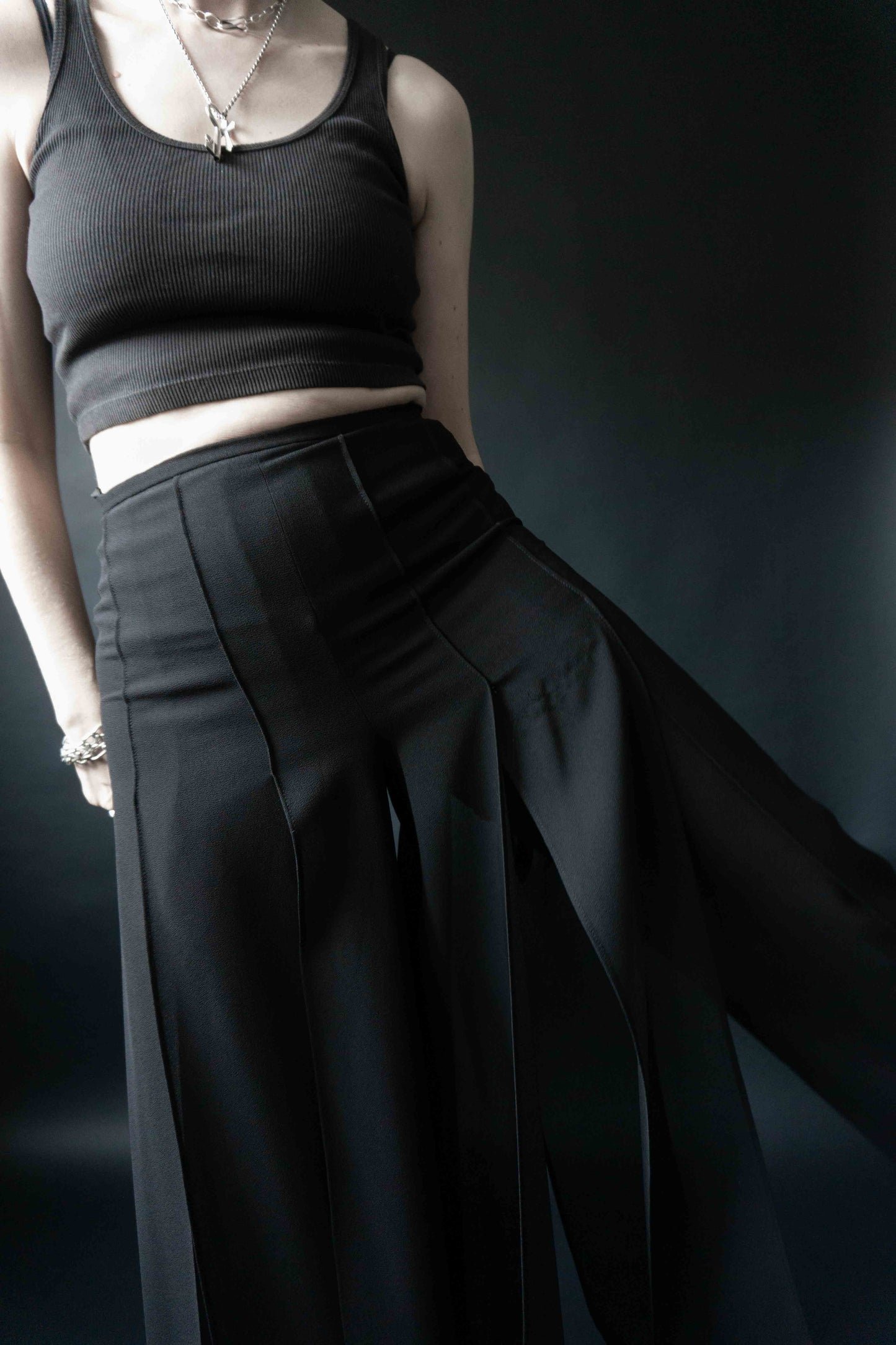 Schwarze Avantgarde-Hose mit geschlitzten Lagen und High-Waist-Schnitt