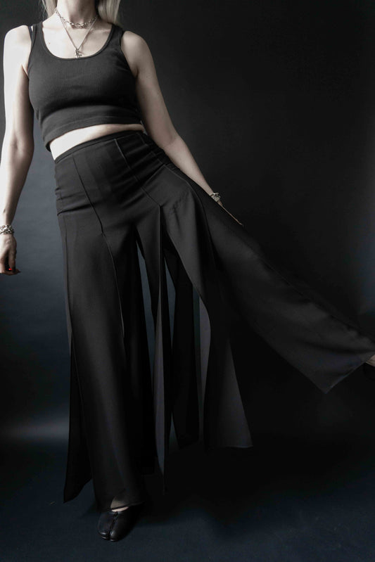 Schwarze Avantgarde-Hose mit geschlitzten Lagen und High-Waist-Schnitt