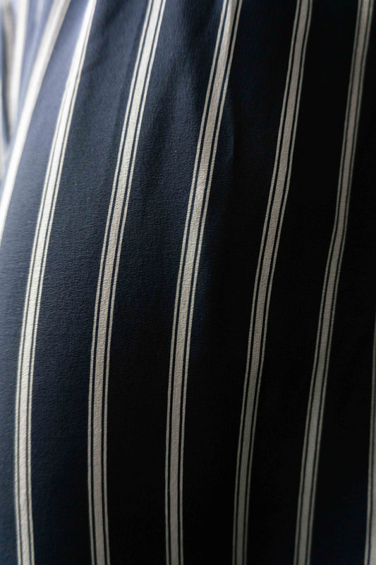 Dunkelblaue Seidenhose mit beigen Längsstreifen im Pyjama-Look