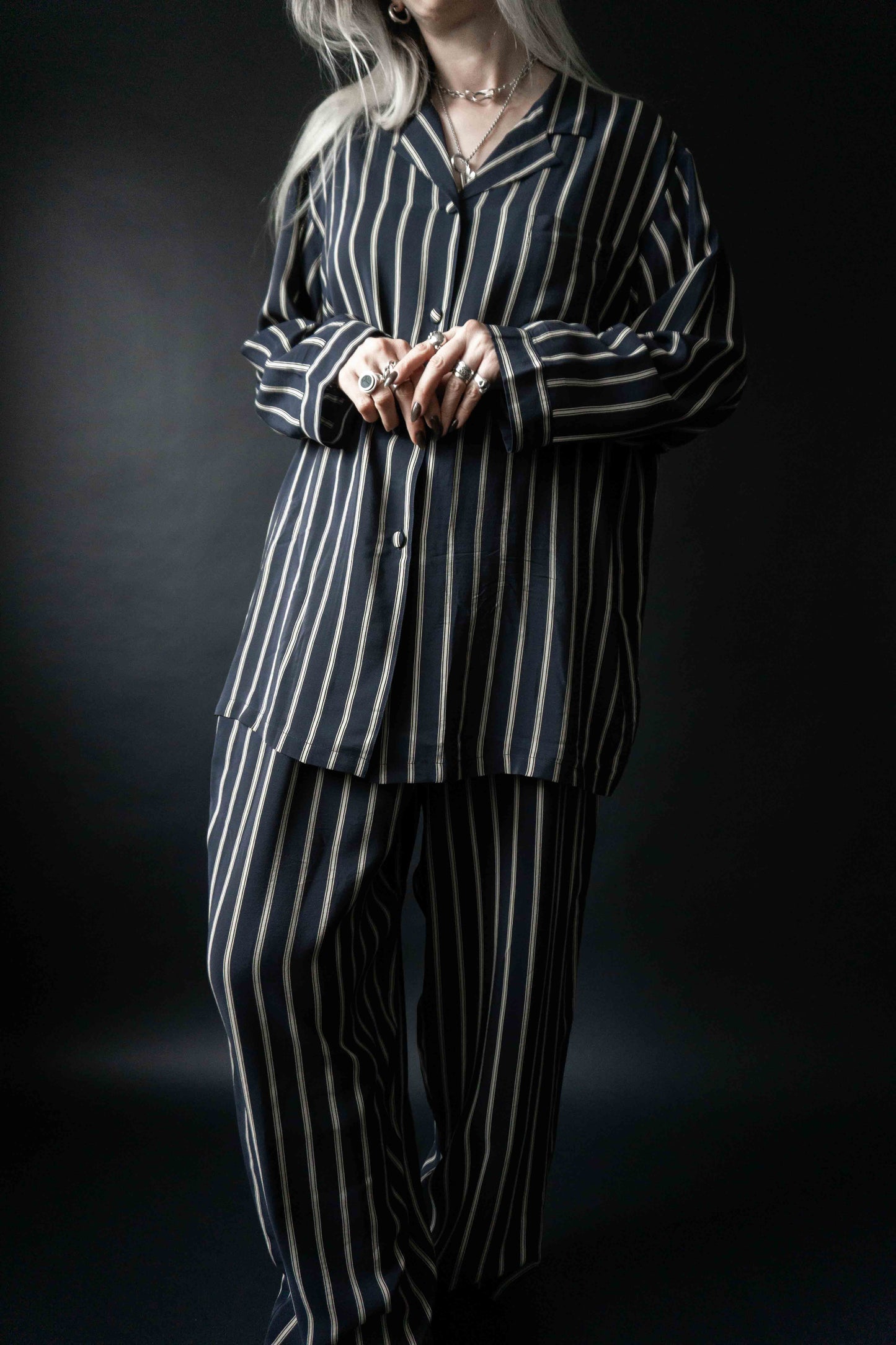 Dunkelblaue Seidenhose mit beigen Längsstreifen im Pyjama-Look