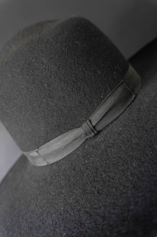 Schwarzer Hut mit großer Krempe, runder Krone und Ripsband