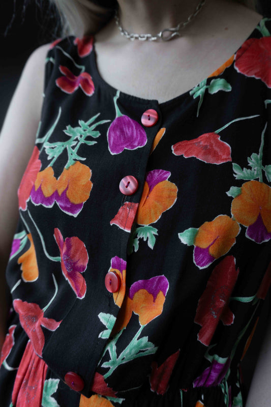 Schulterfreier Jumpsuit aus Viskose mit Blütenprint auf schwarzem Grund