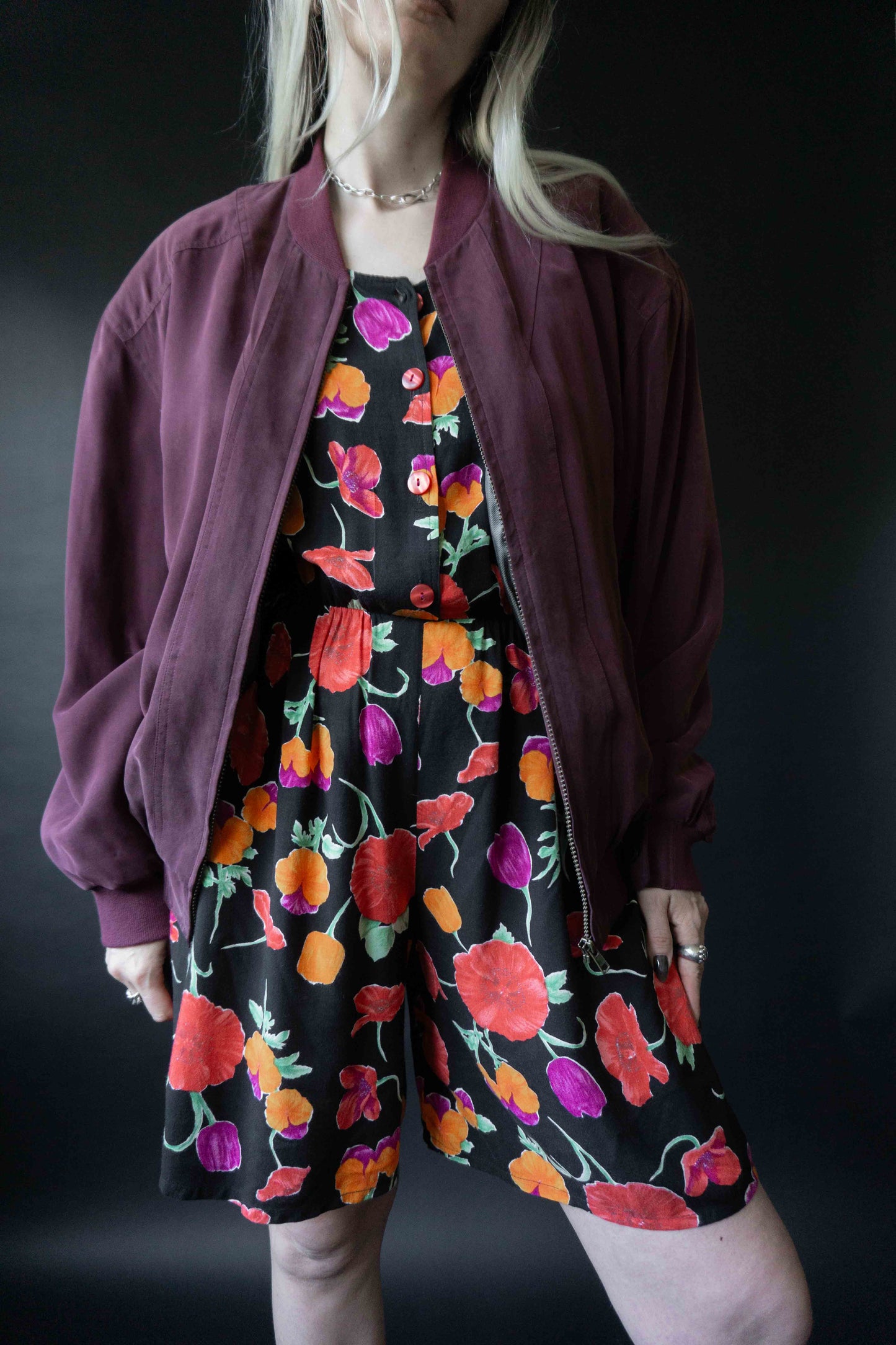 Schulterfreier Jumpsuit aus Viskose mit Blütenprint auf schwarzem Grund