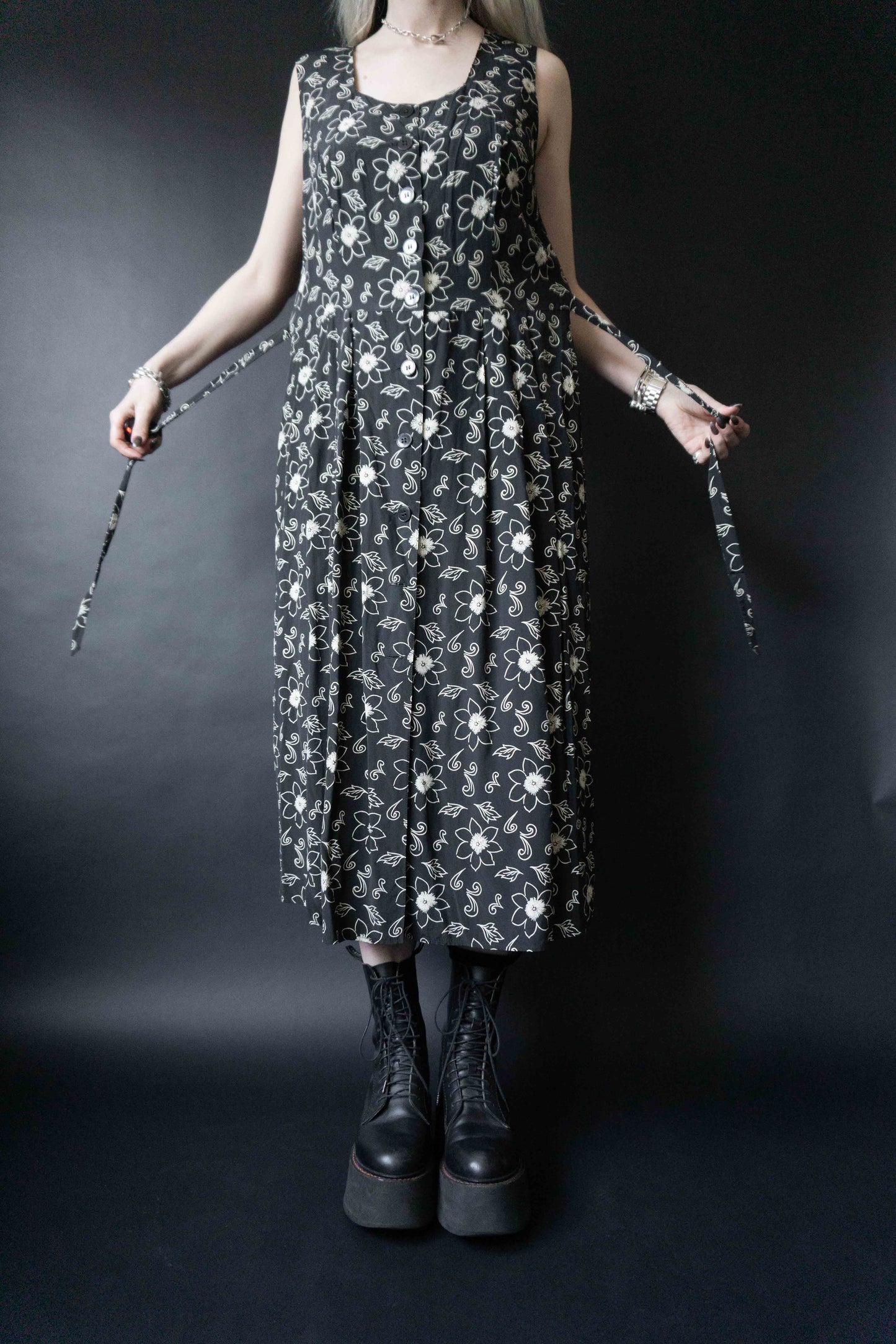 Schwarzes Midikleid mit monochromem Blumenmuster und Trägern