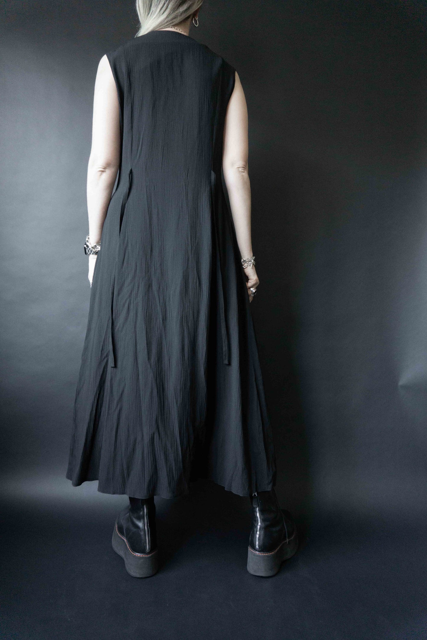 Schwarzes Maxikleid mit eingenähter Blumenweste und Knopfleiste