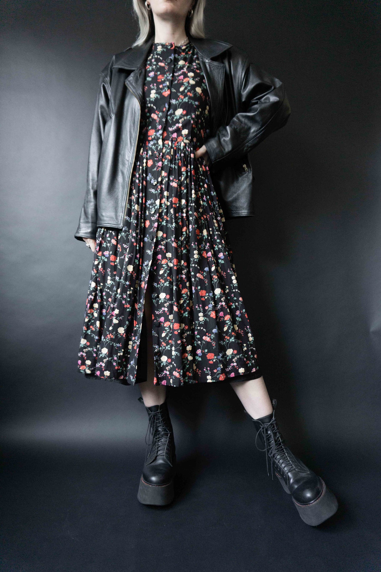 Midikleid mit buntem Blumenmuster und Knopfleiste vorne