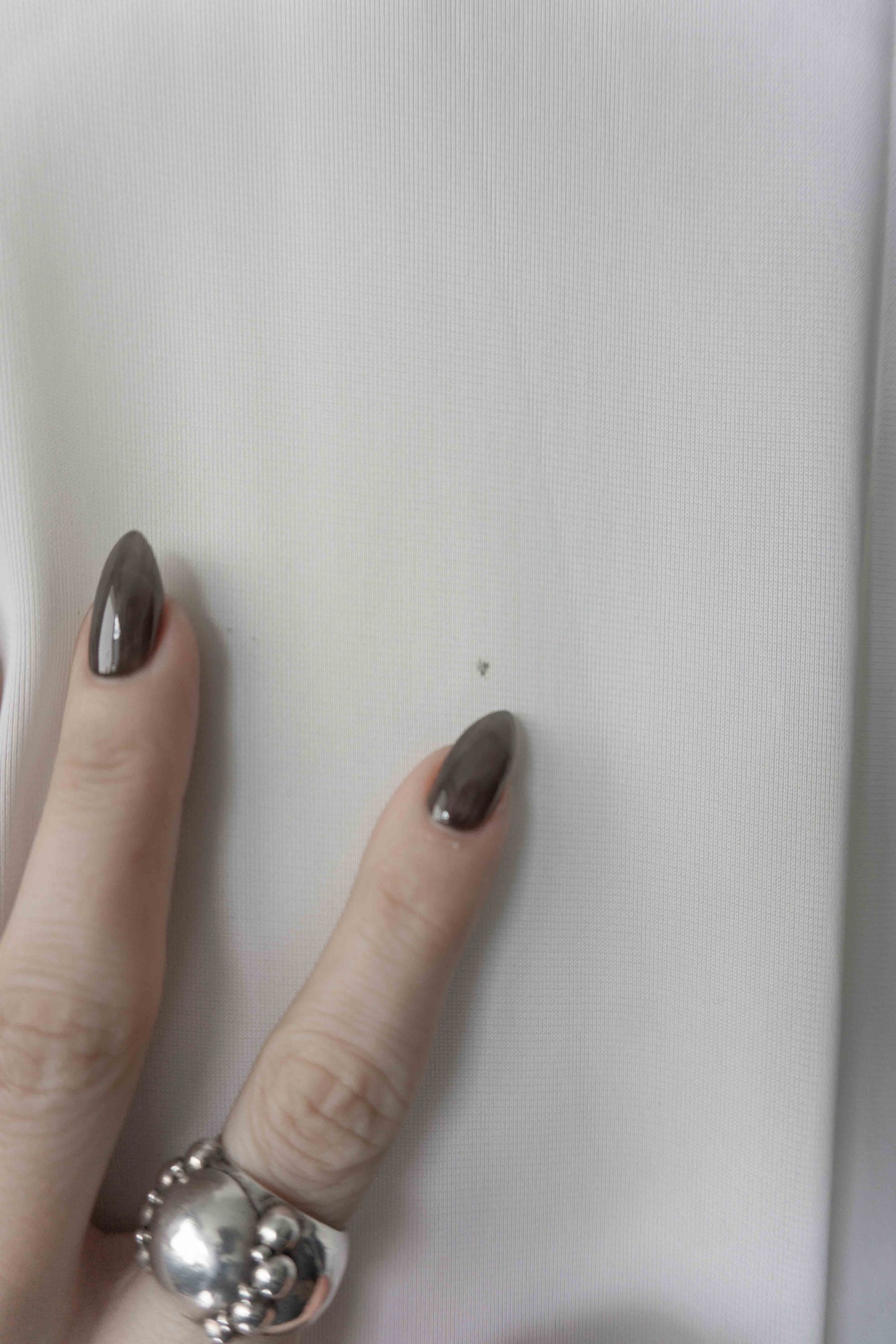 Weißes Negligée aus den 50er Jahren mit kleinen Flecken