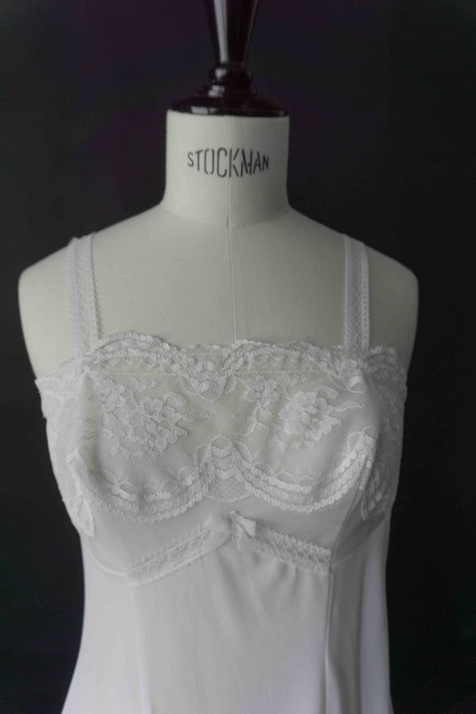 Weißes Negligée aus den 50er Jahren mit kleinen Flecken