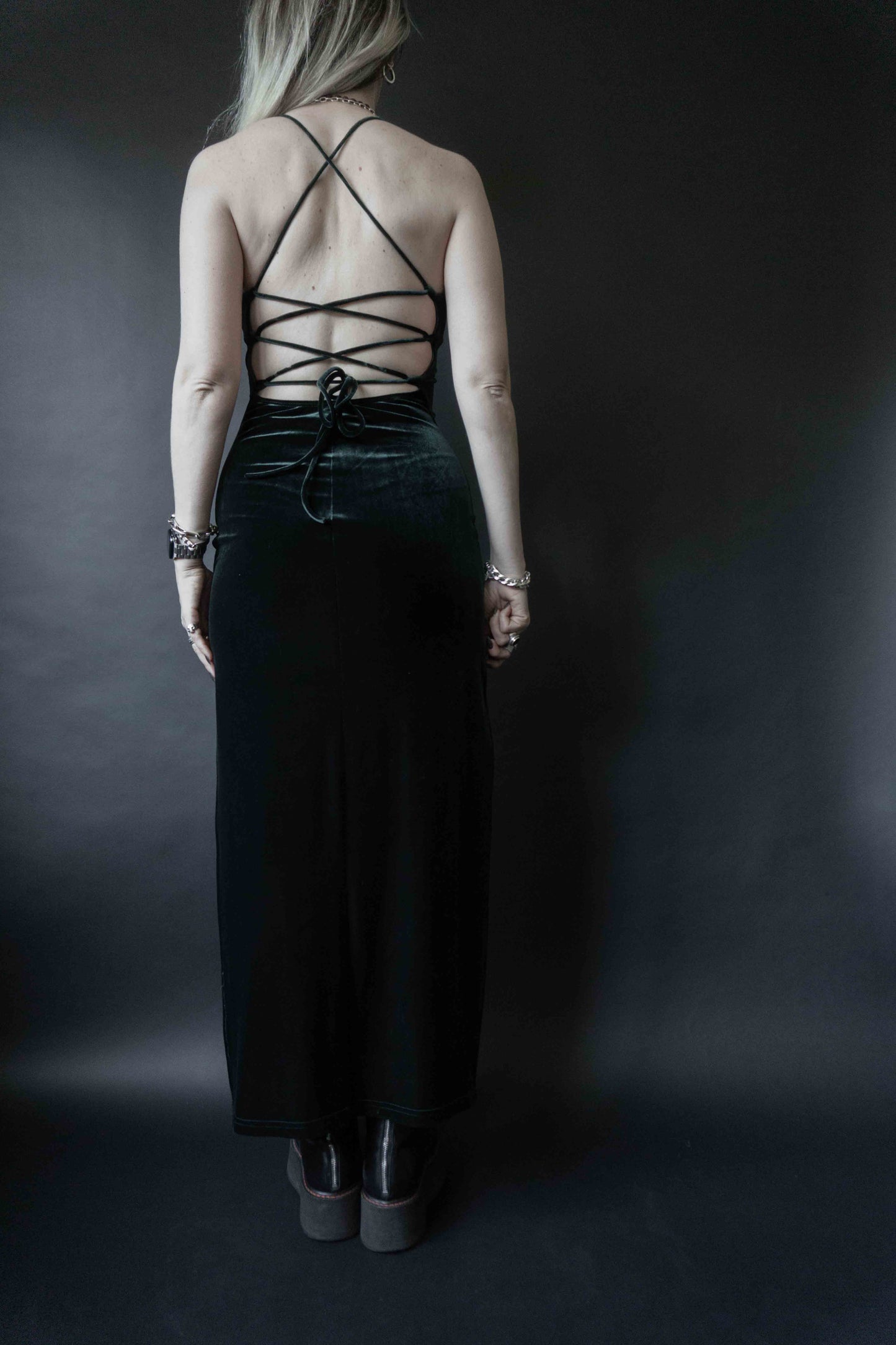 Smaragdgrünes Samtkleid aus den 90ern mit Neckholder und Rückenschnürung