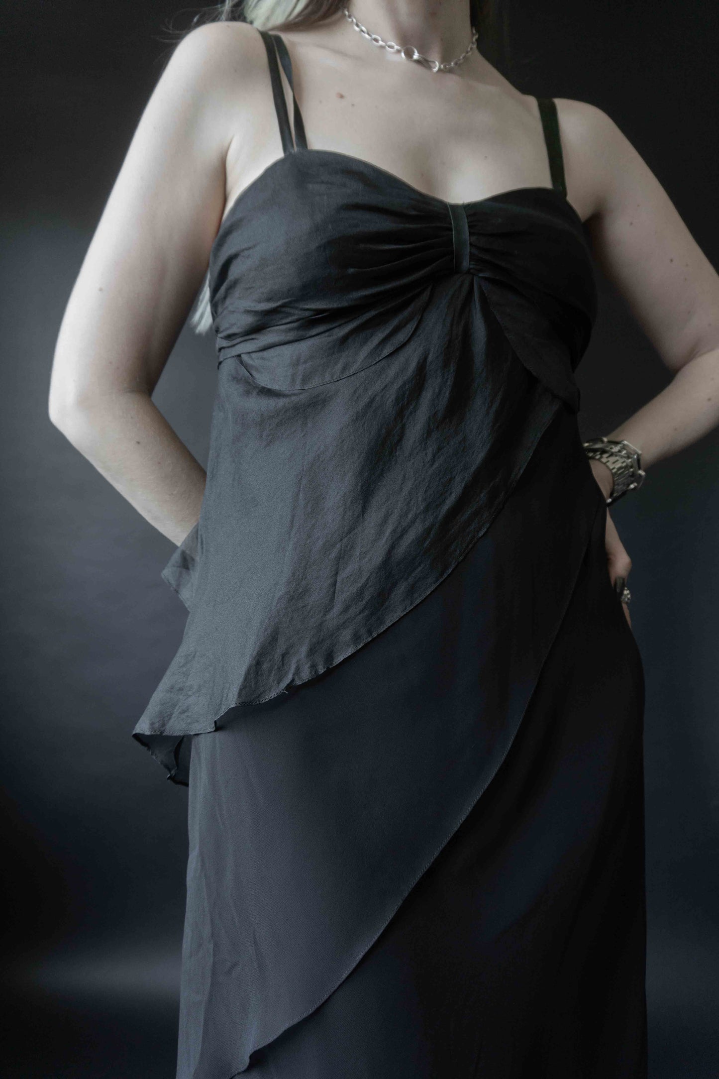 Schwarzes Vintage-Seidenkleid mit mehreren Lagen