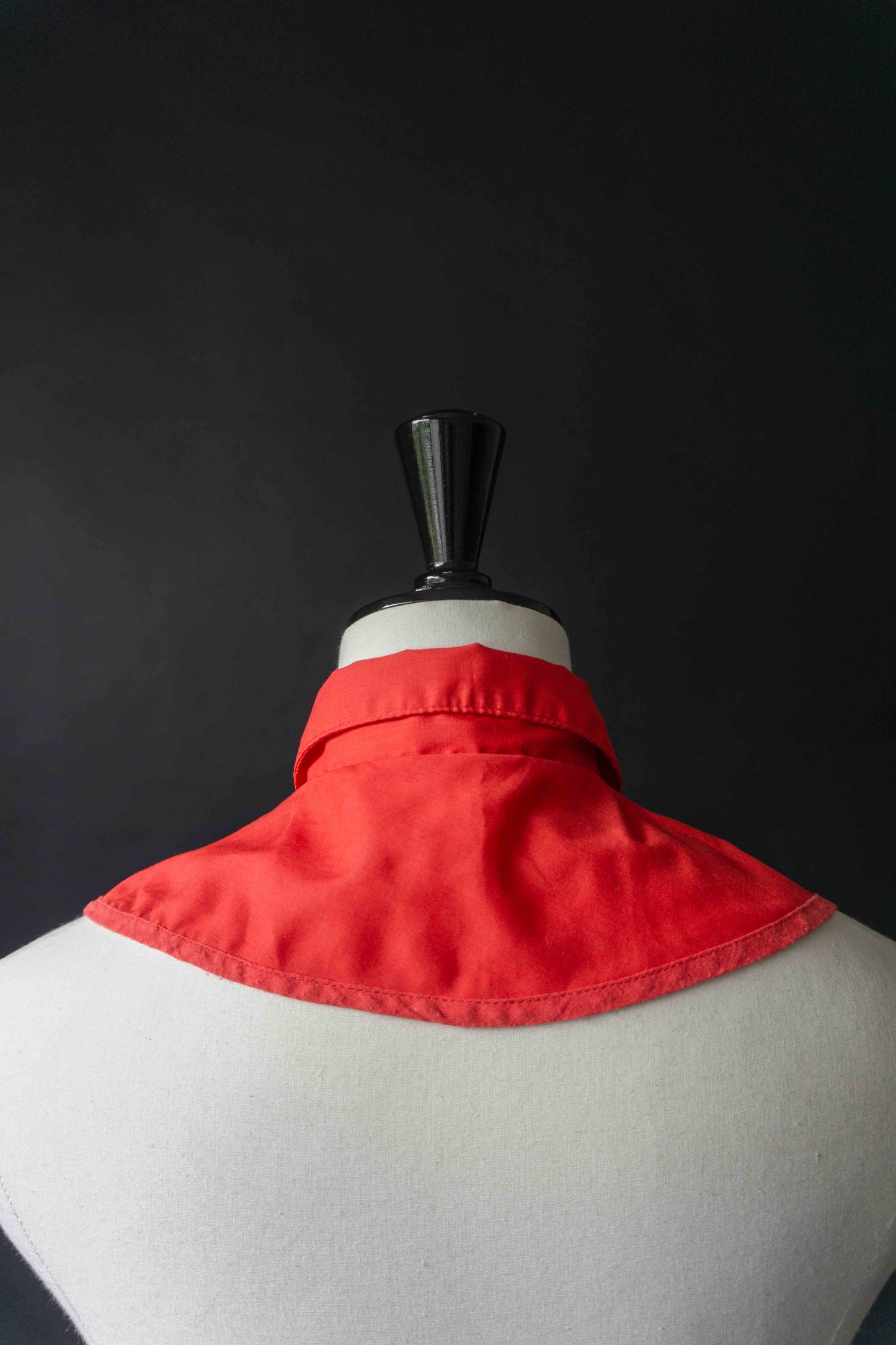 Roter Krageneinsatz in Hemdform mit kleinem Kragen und Knöpfen