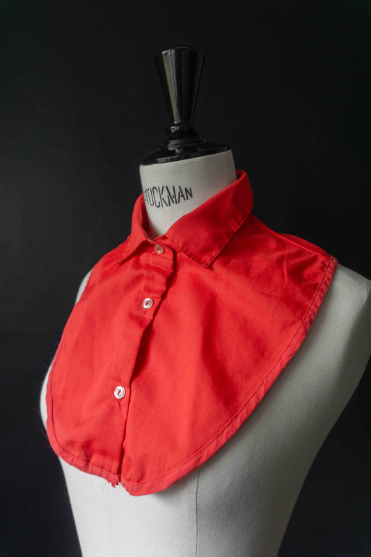 Roter Krageneinsatz in Hemdform mit kleinem Kragen und Knöpfen