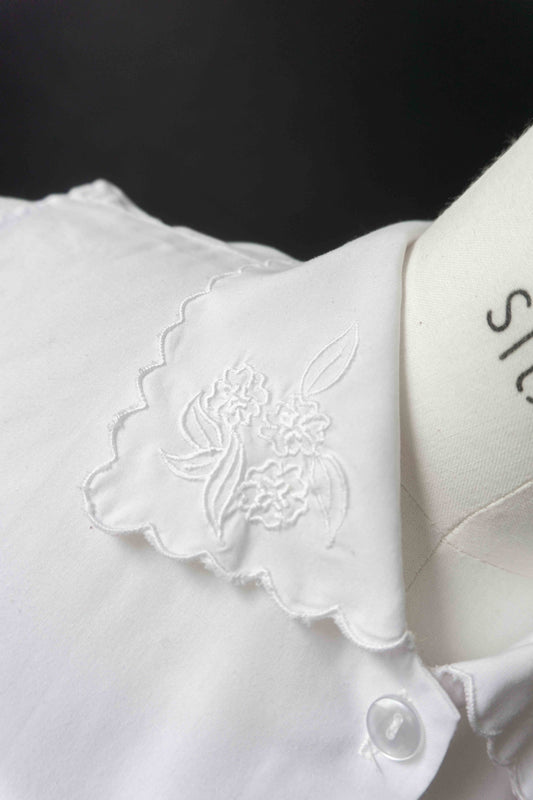 Weißer Krageneinsatz mit Spitzenkragen und drei Knöpfen vorne