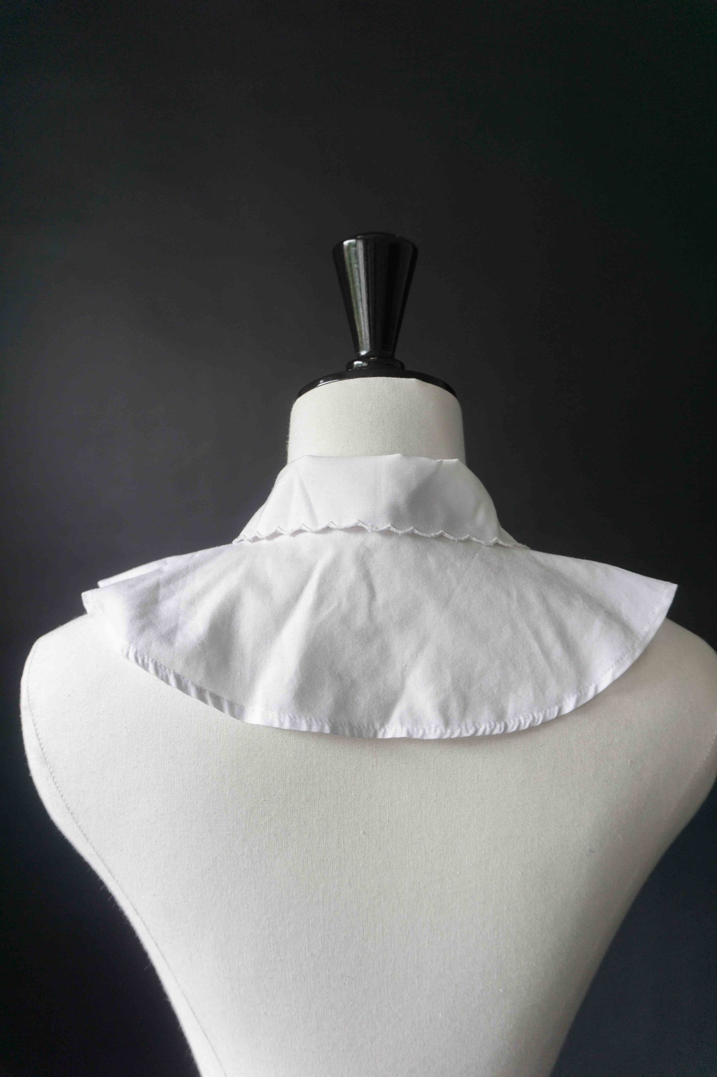 Weißer Krageneinsatz mit Spitzenkragen und drei Knöpfen vorne