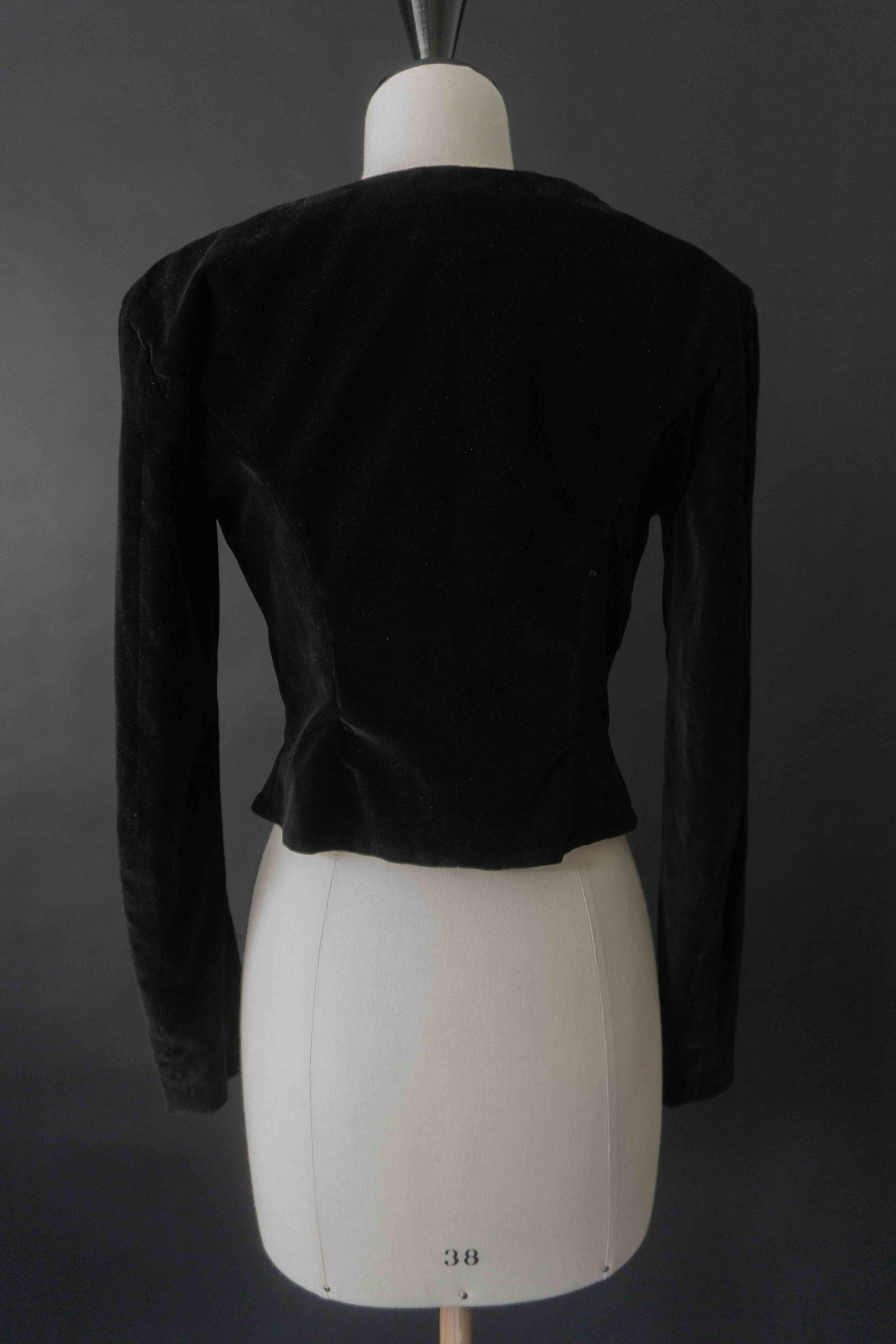 Schwarzer Samtblazer von Moschino mit Karree-Ausschnitt und goldenen Knöpfen