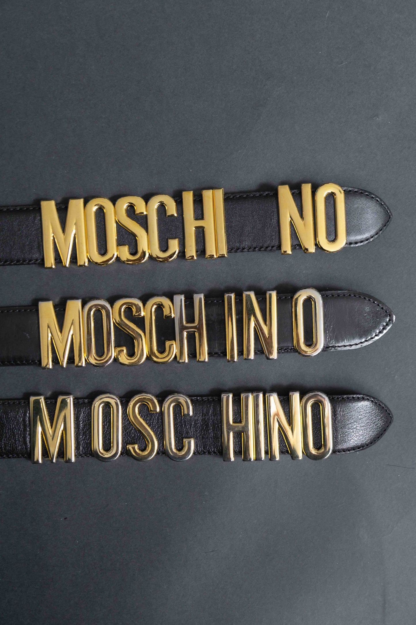 Schwarzer Moschino Ledergürtel mit goldener Logo-Schnalle aus glattem Leder