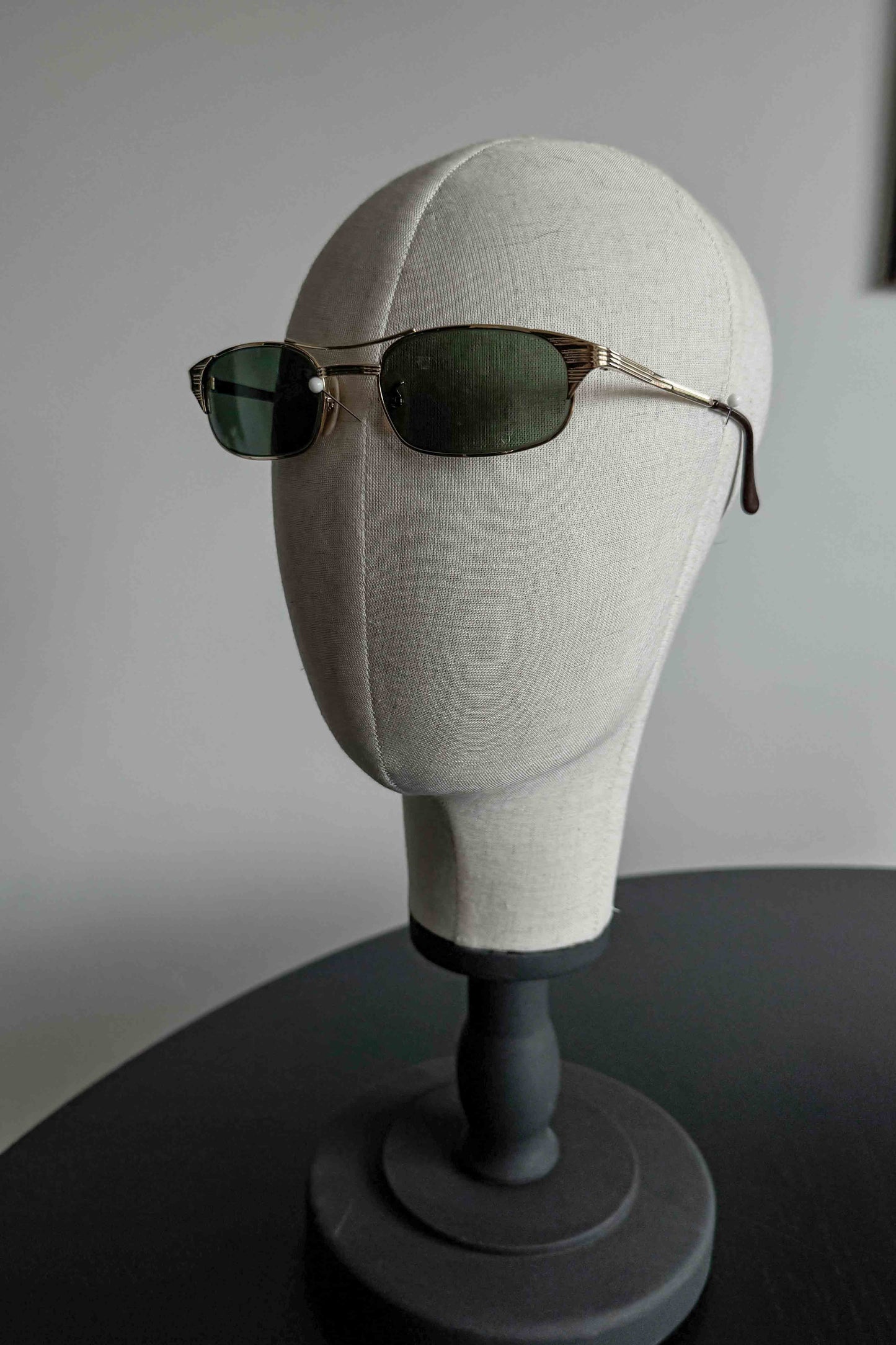 Ray-Ban Vintage Sonnenbrille mit goldenem Metallrahmen und grünen Gläsern