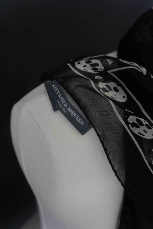 Alexander McQueen Seidenschal mit weißen Totenköpfen auf schwarzem Grund