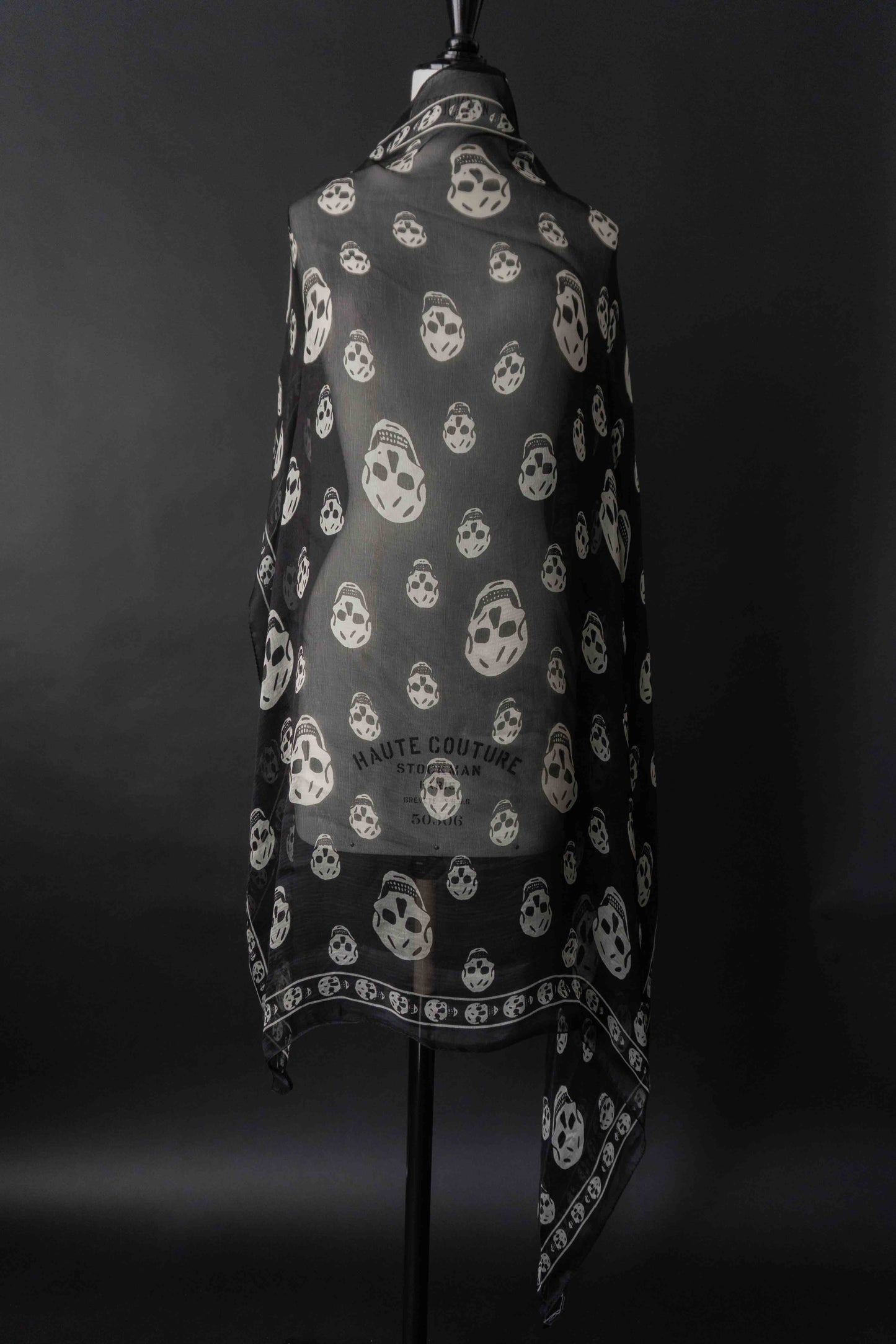 Alexander McQueen Seidenschal mit weißen Totenköpfen auf schwarzem Grund