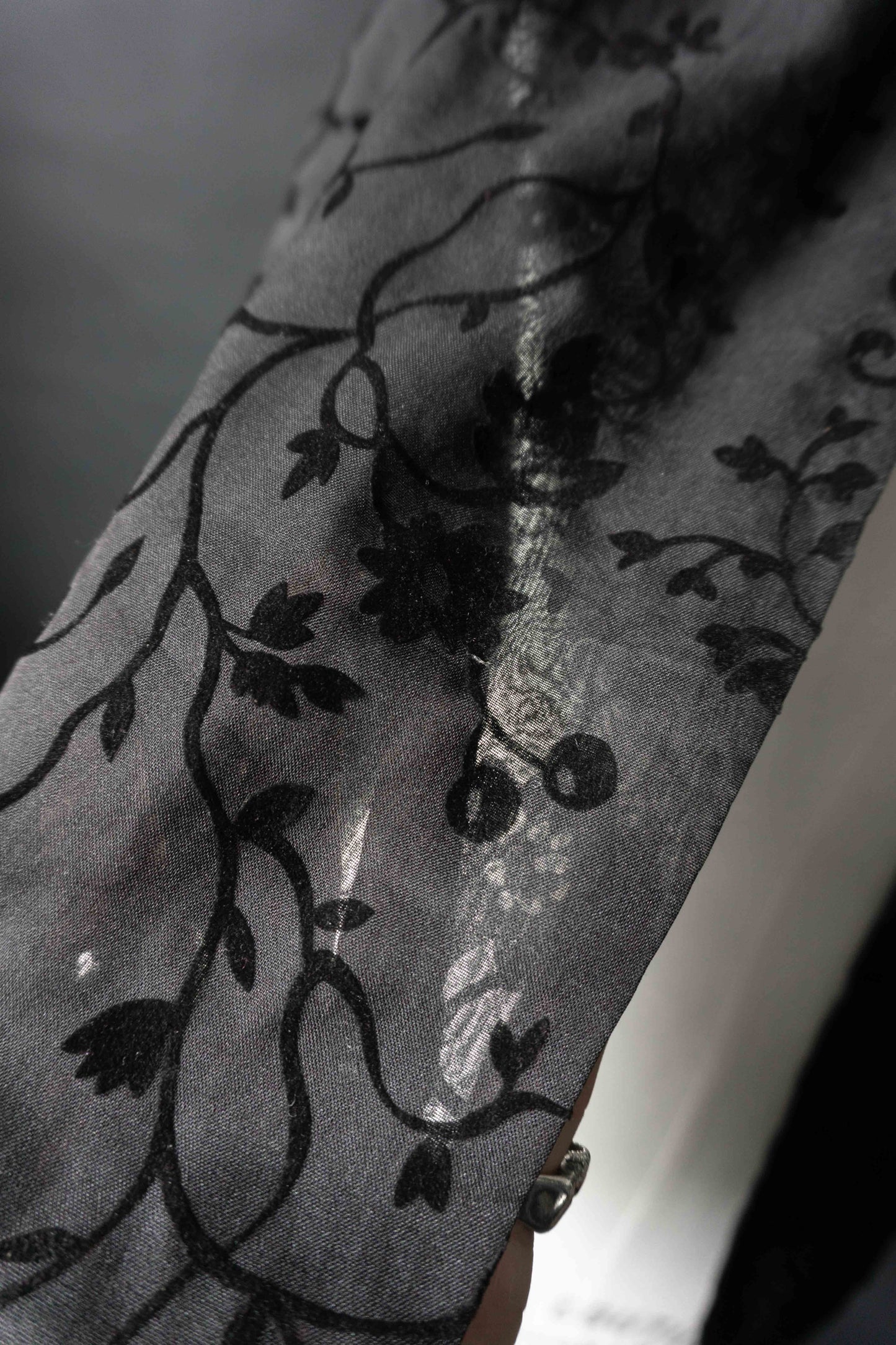 Schwarzer transparenter Schal mit aufgeflocktem Blumenmuster