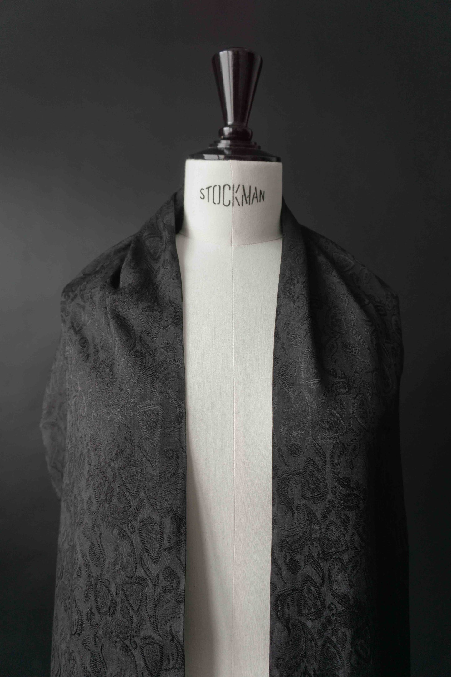 Langer Viskoseschal in Schwarz mit feinem Ton-in-Ton-Paisleymuster