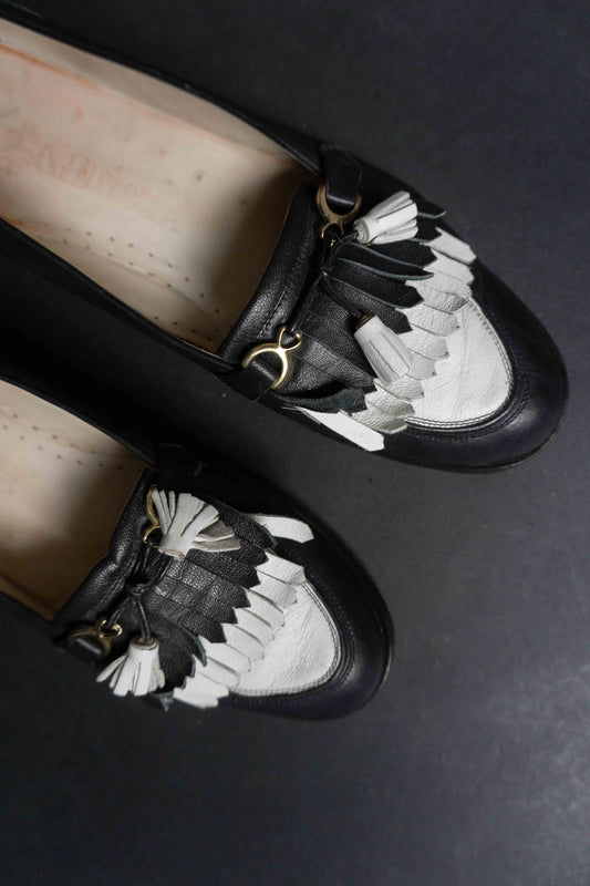 Schwarze Vintage-Pumps mit weißen Troddeln & goldener Hardware