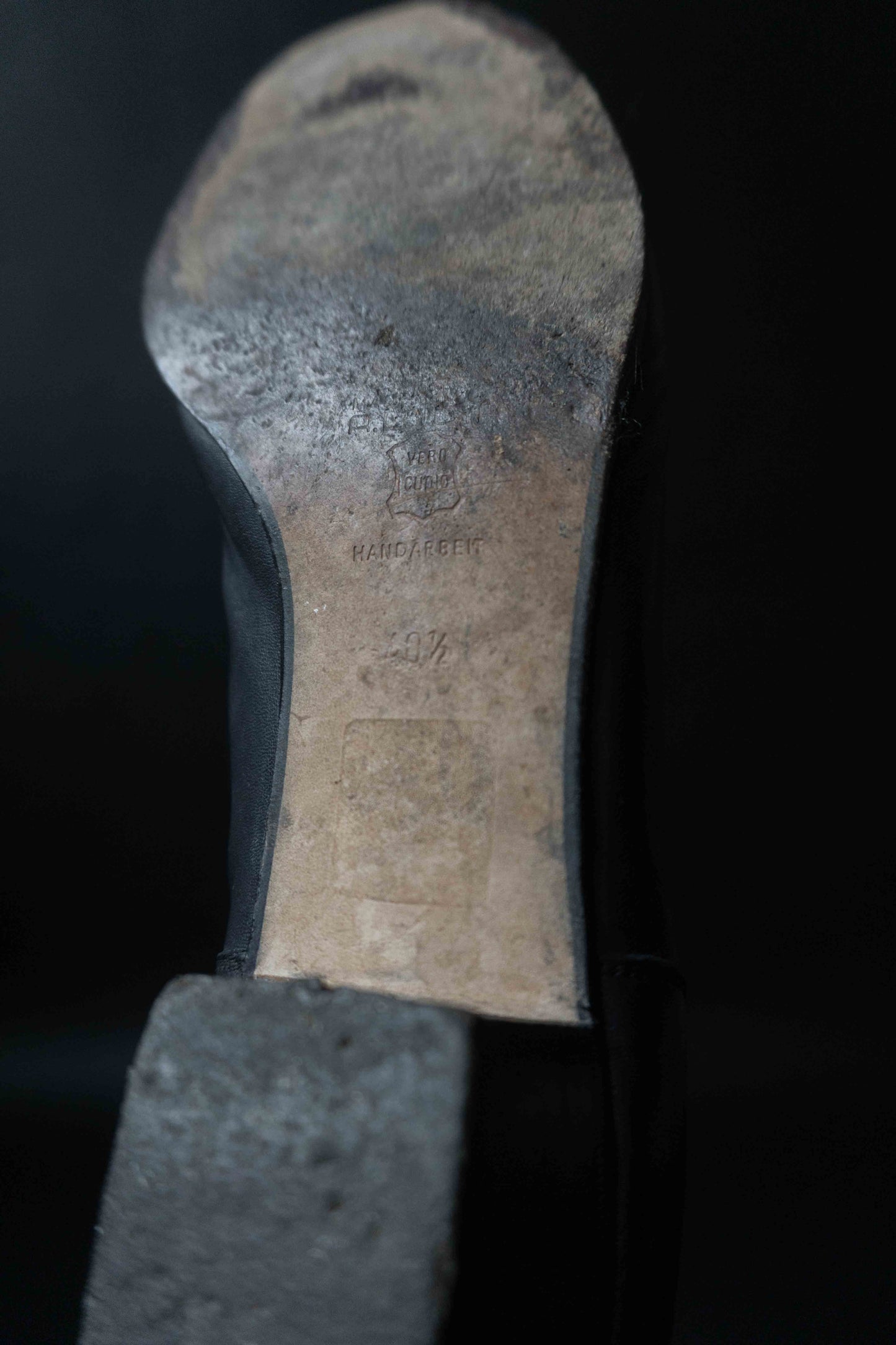 Schwarze Vintage-Pumps mit weißen Troddeln & goldener Hardware