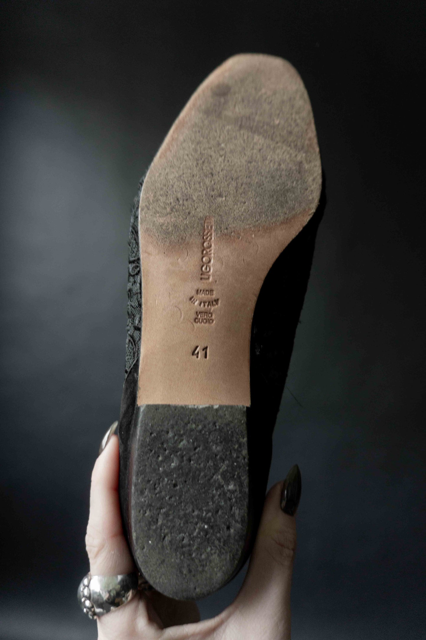 Vintage Halbschuhe mit seitlichem Mesh und Blumenmuster, kleine Schnürung und Ledersohle.