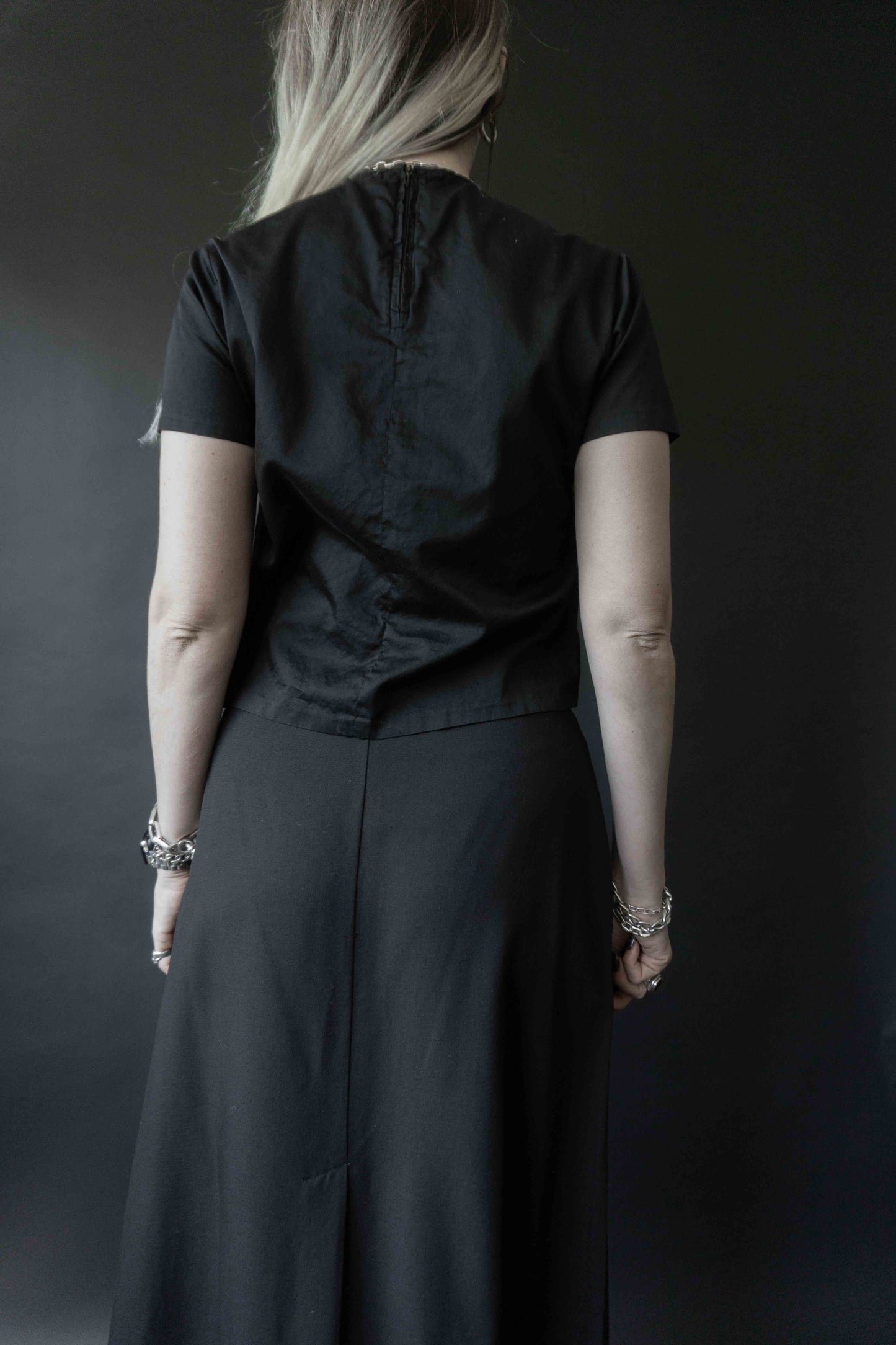 Schwarzes T-Shirt aus den 70er Jahren mit Lochspitze und Reißverschluss im Nacken