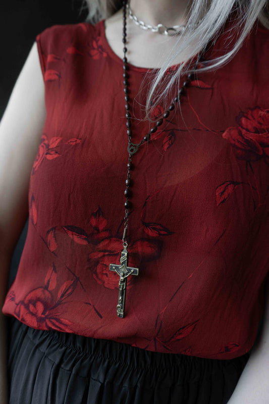 Rotes Viskose-Top mit Rosenmuster, leicht transparent