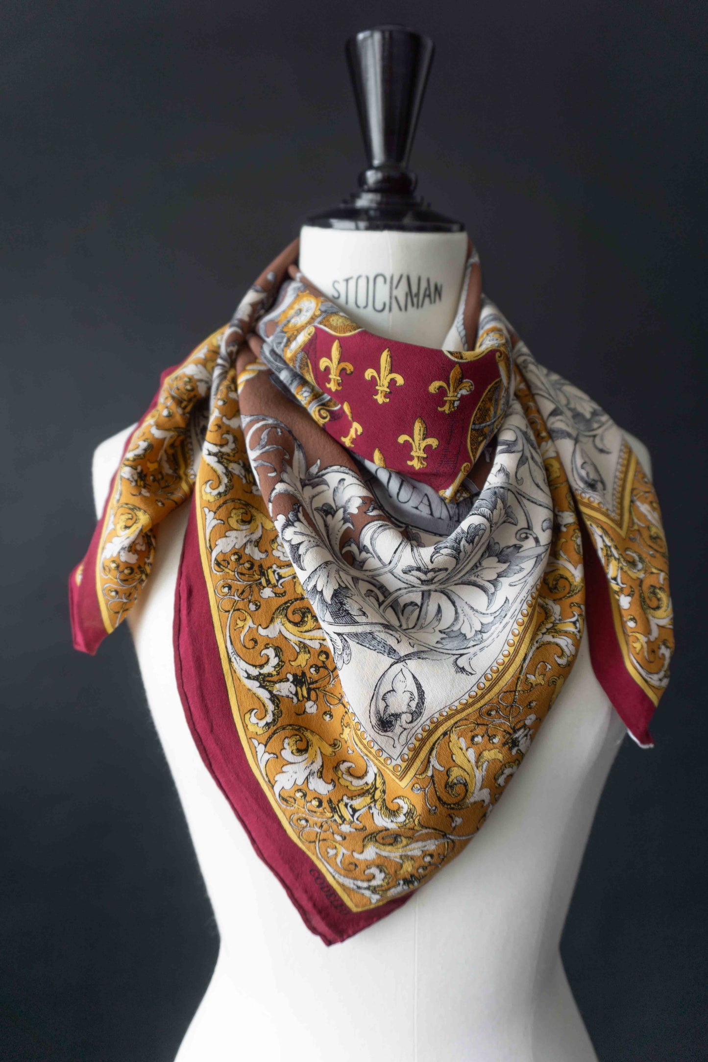 Quadratisches Seidentuch mit barockem Uhren- und Seilmuster in Gold und Rot