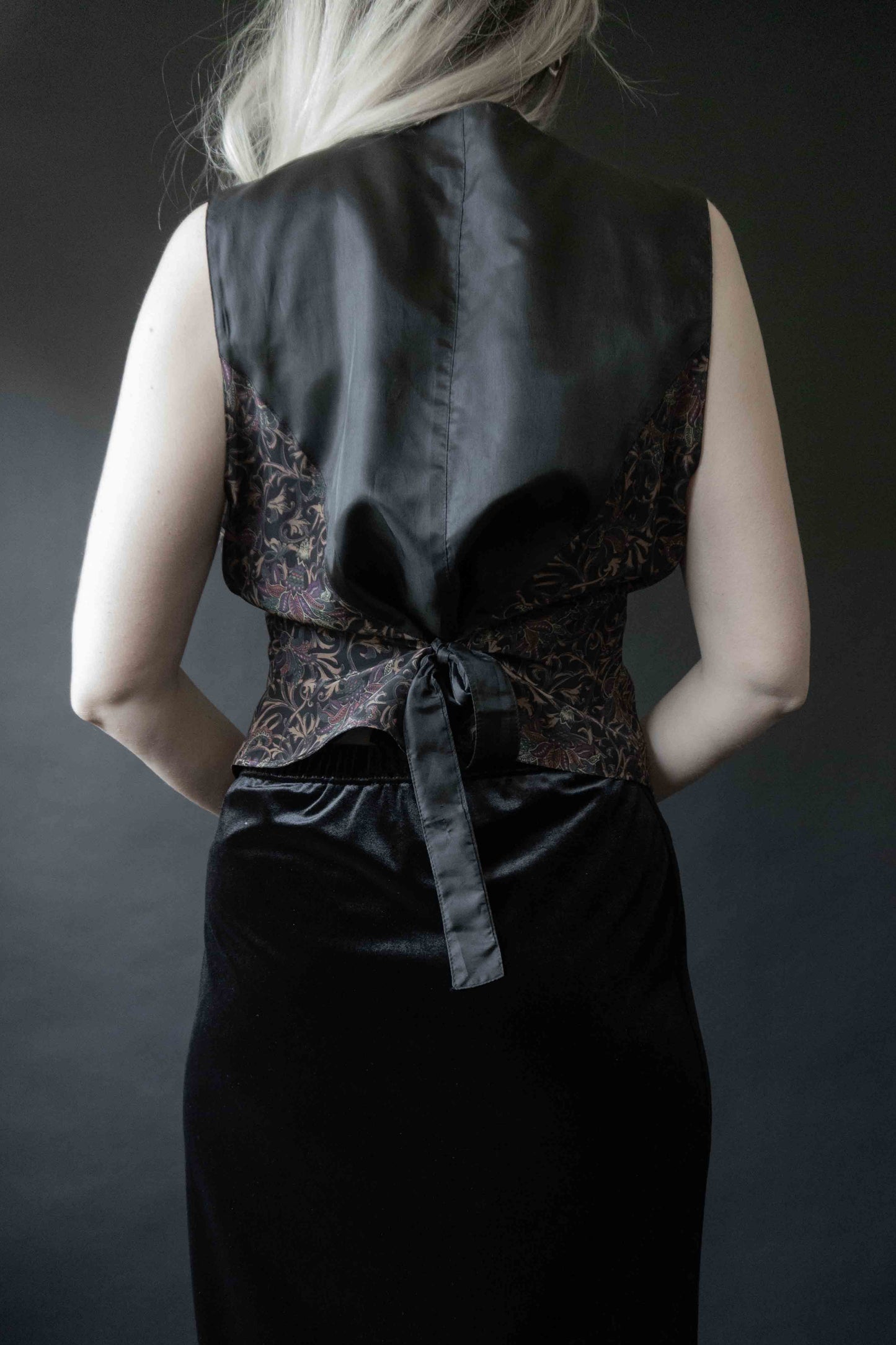 Vintage Weste 80er Jahre von Betty Barclay mit floralem Muster und Bindeband hinten