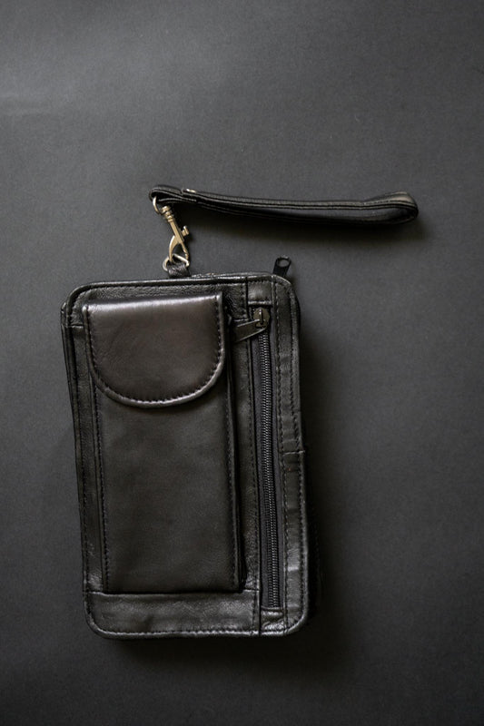 Schwarze Vintage Leder-Clutch mit zwei Fächern, Rückfach & Handschlaufe