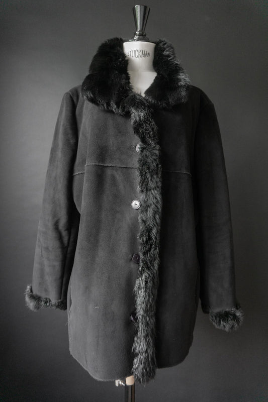 Schwarzer Vintage Fake Fur Mantel mit Echtfell-Details am Kragen und Ärmel
