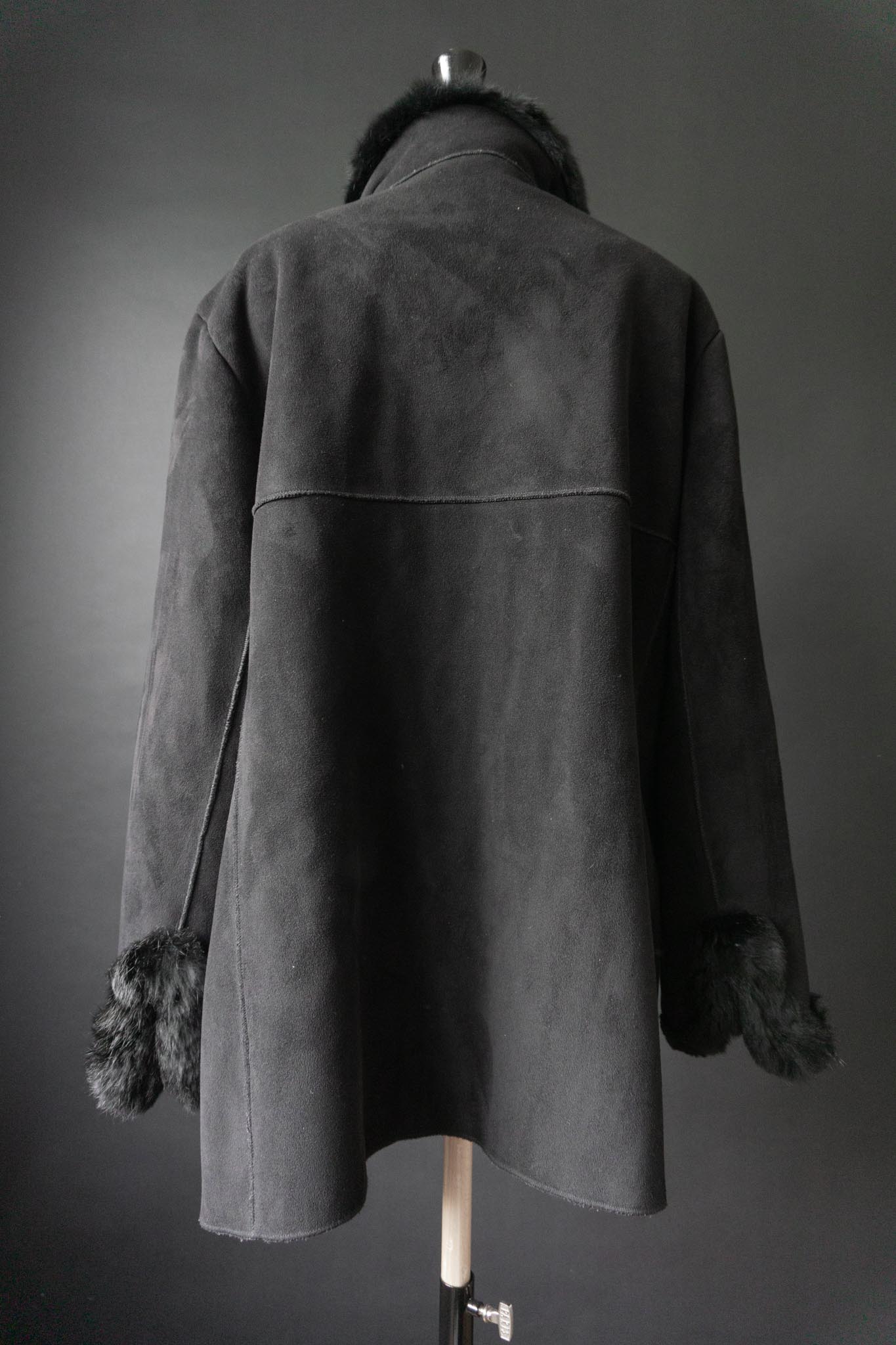 Schwarzer Vintage Fake Fur Mantel mit Echtfell-Details am Kragen und Ärmel