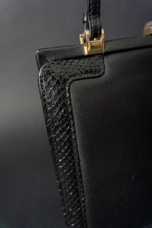 Schwarze Vintage Ledertasche aus den 60s mit Henkel, goldener Hardware & Kroko-Details