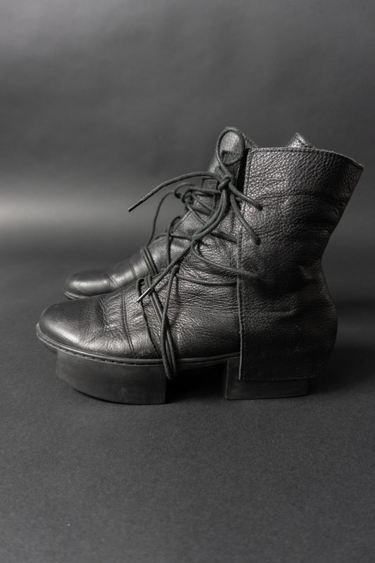 Trippen Stiefeletten aus schwarzem Leder mit Geisha-Heel in Größe 38/39 – Avantgarde Schuhe Berlin