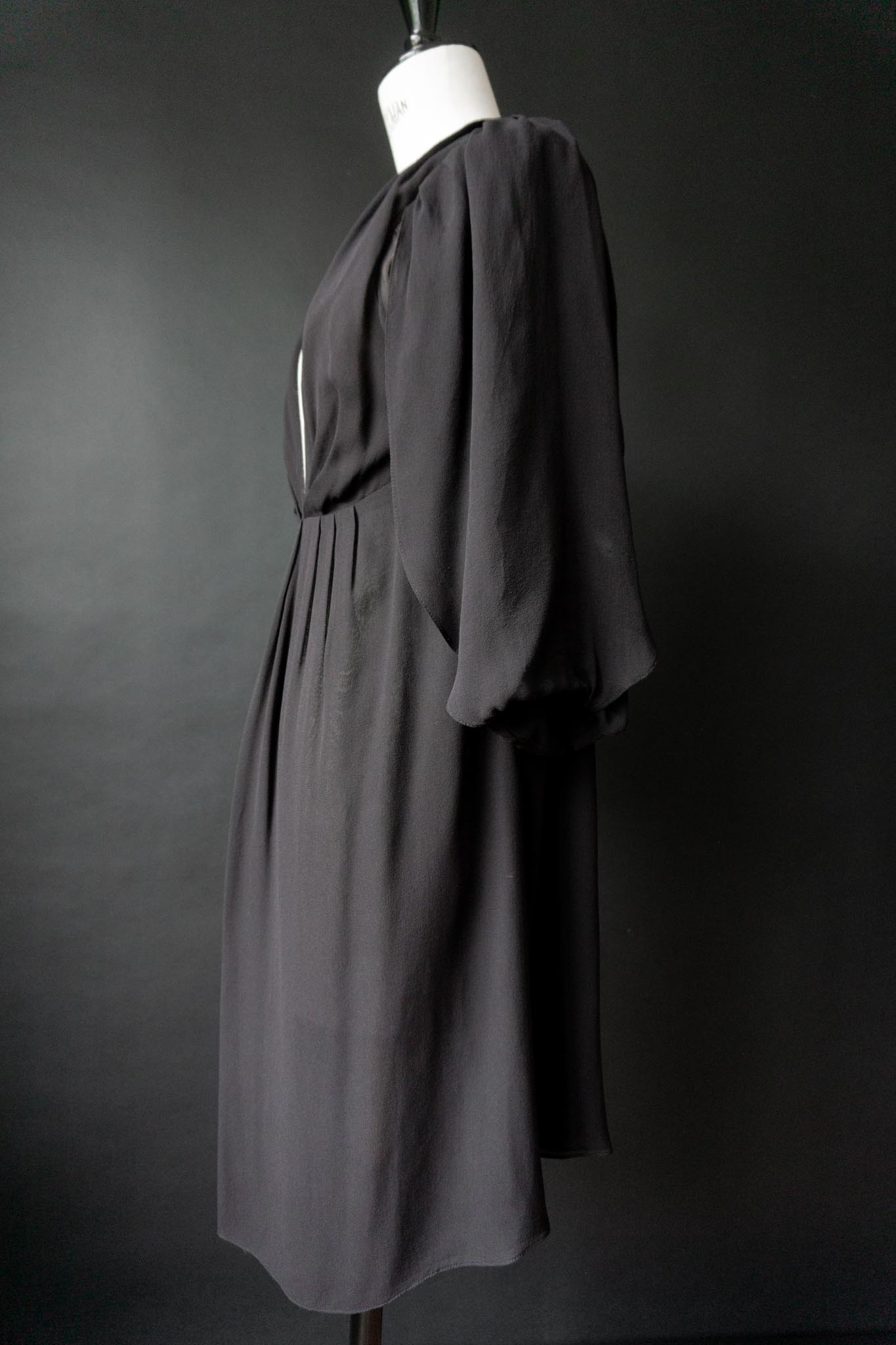 Schwarzes Vanessa Bruno Seidenkleid mit tiefem V-Ausschnitt und weiten Ärmeln