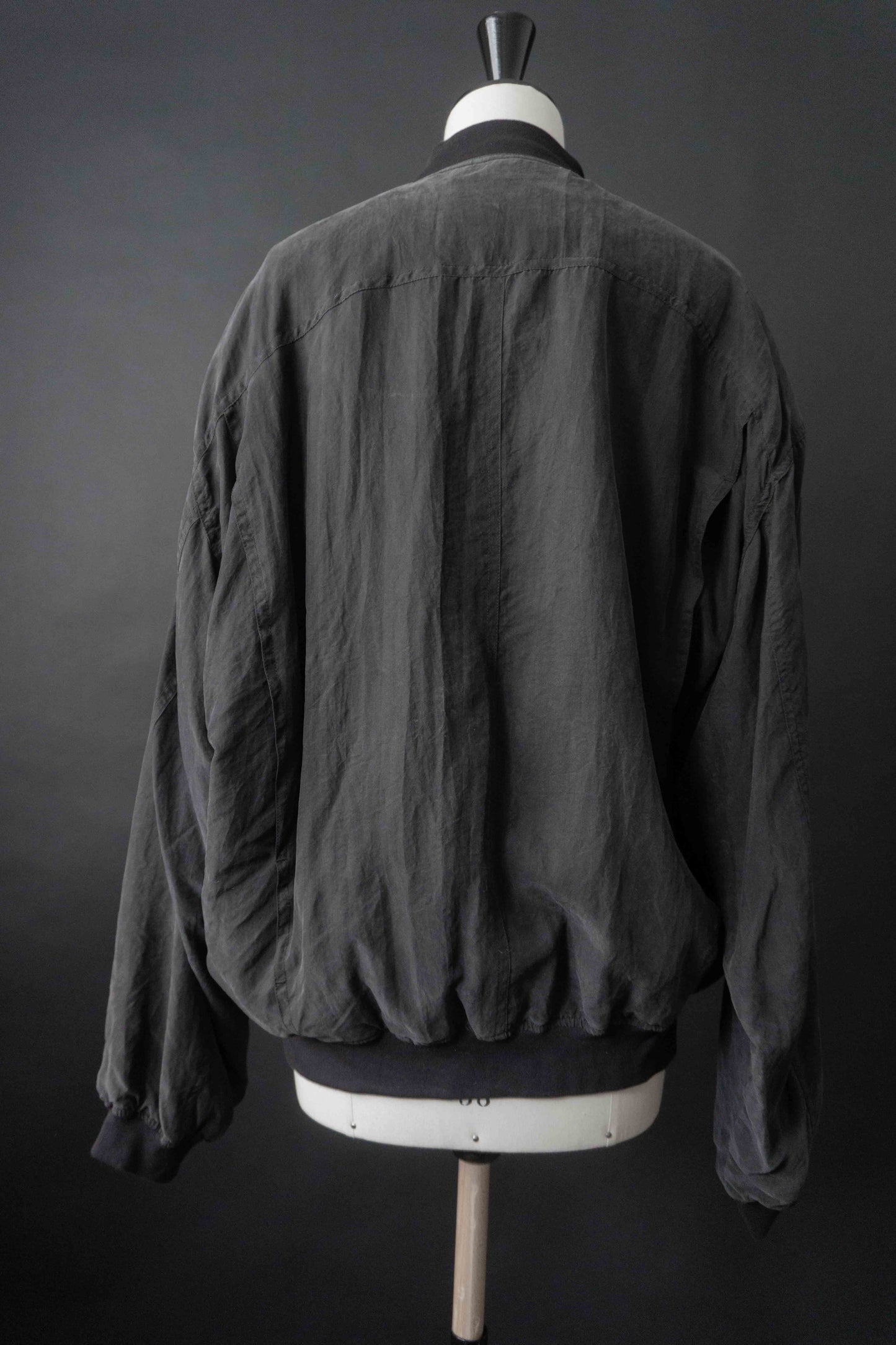 Schwarze Vintage Blousonjacke aus Seide mit bronzefarbener Hardware