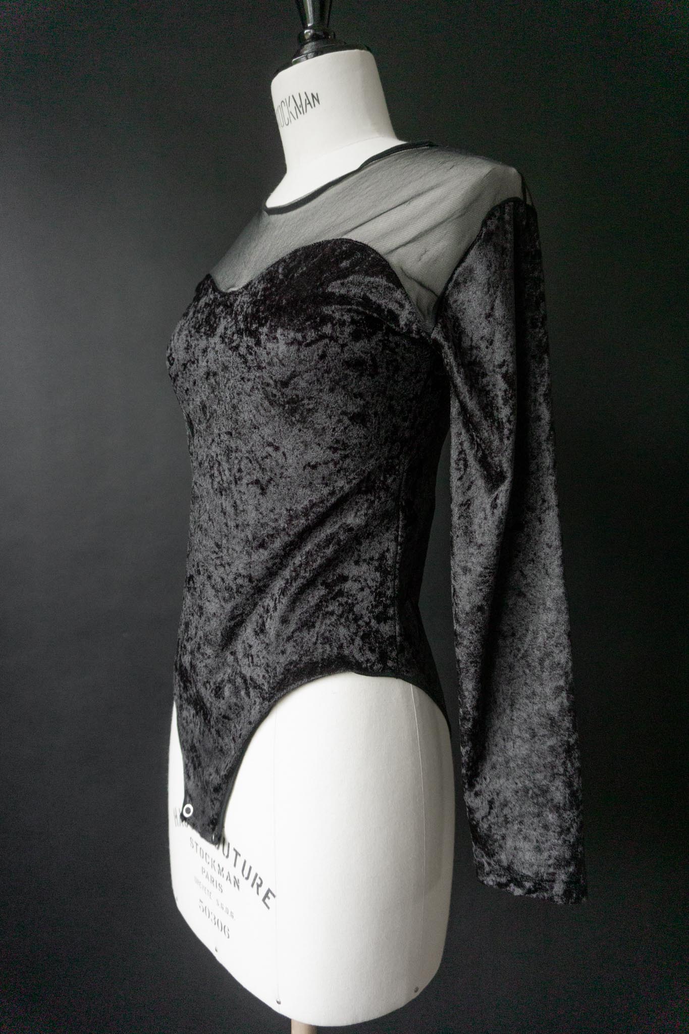 Schwarzer 80er-Jahre Samt-Body mit transparentem Mesh-Ausschnitt und herzförmigem Bustier