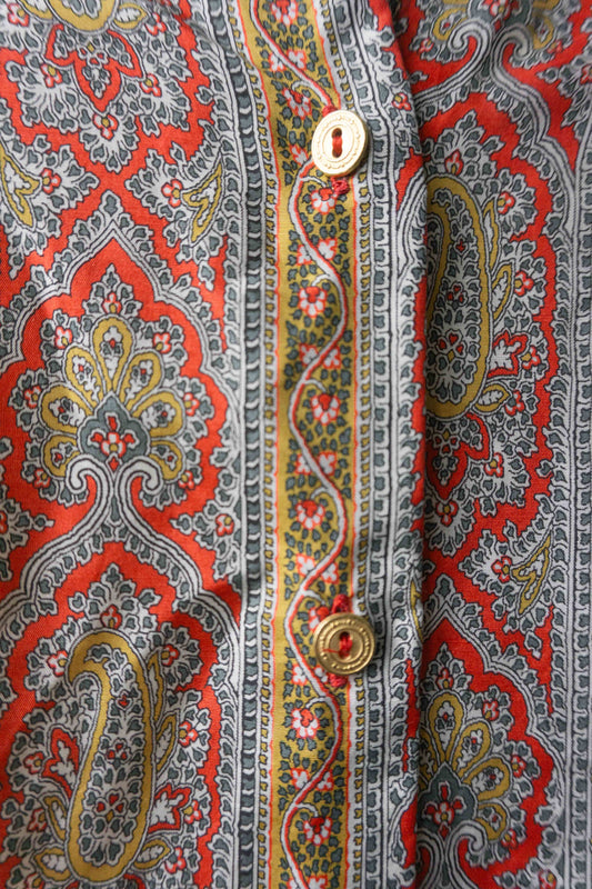 Vintage-Hemd mit Paisley-Muster in Rot, Grün und Senfgelb auf schwarzem Hintergrund