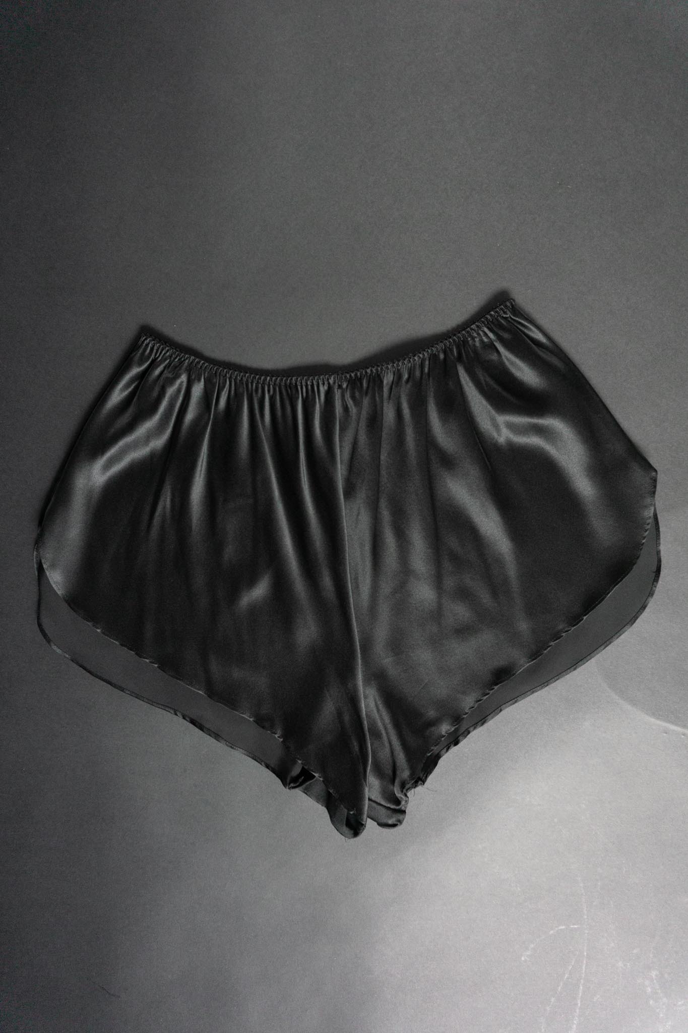 Schwarze Seiden-Shorts im Lingerie-Stil mit elastischem Bund