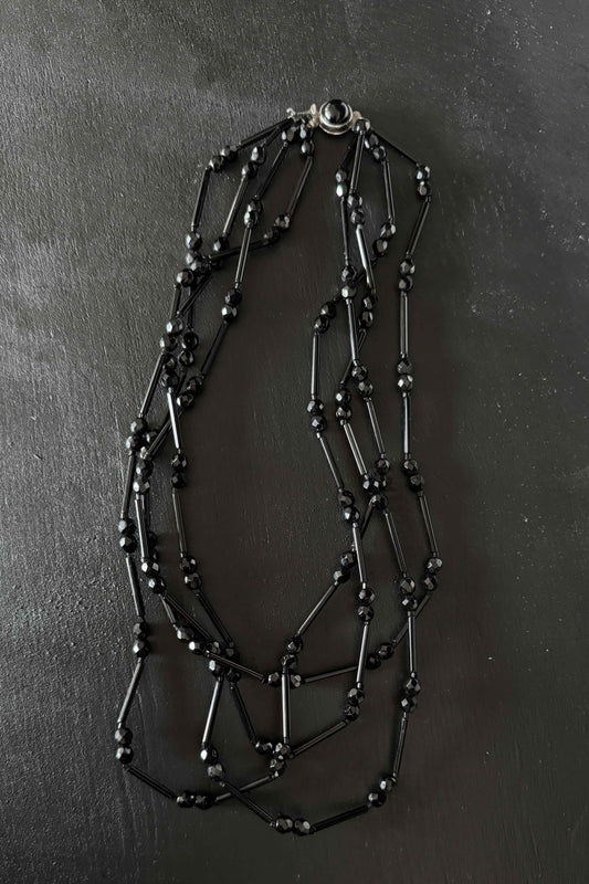 Vierreihige schwarze Perlenkette im art deco Stil
