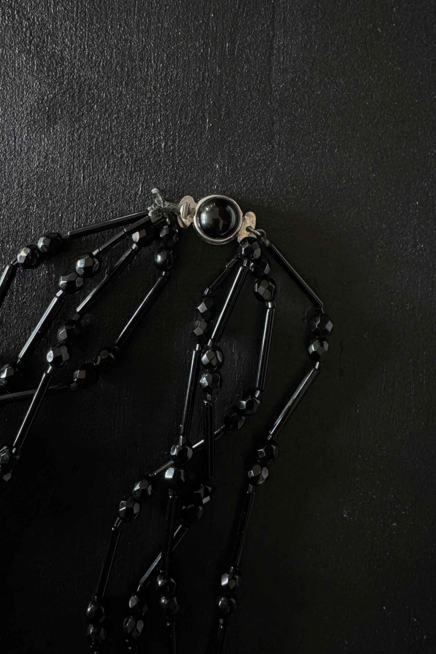 Vierreihige schwarze Perlenkette im art deco Stil