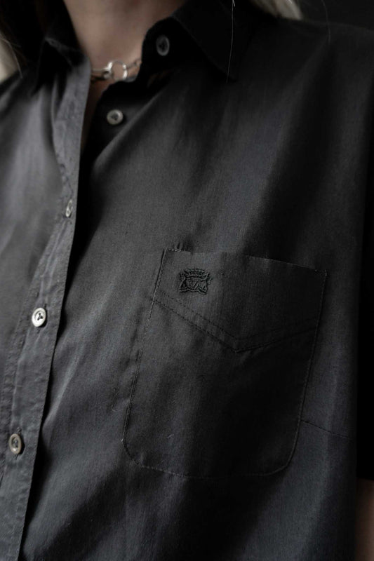 Schwarze Kurzarm-Bluse aus Viskose mit aufgesetzter Tasche – sommerliches Gothic Vintage Basic