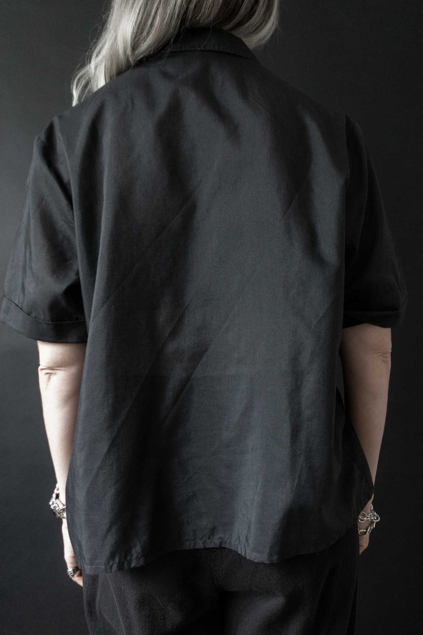 Schwarze Kurzarm-Bluse aus Viskose mit aufgesetzter Tasche – sommerliches Gothic Vintage Basic